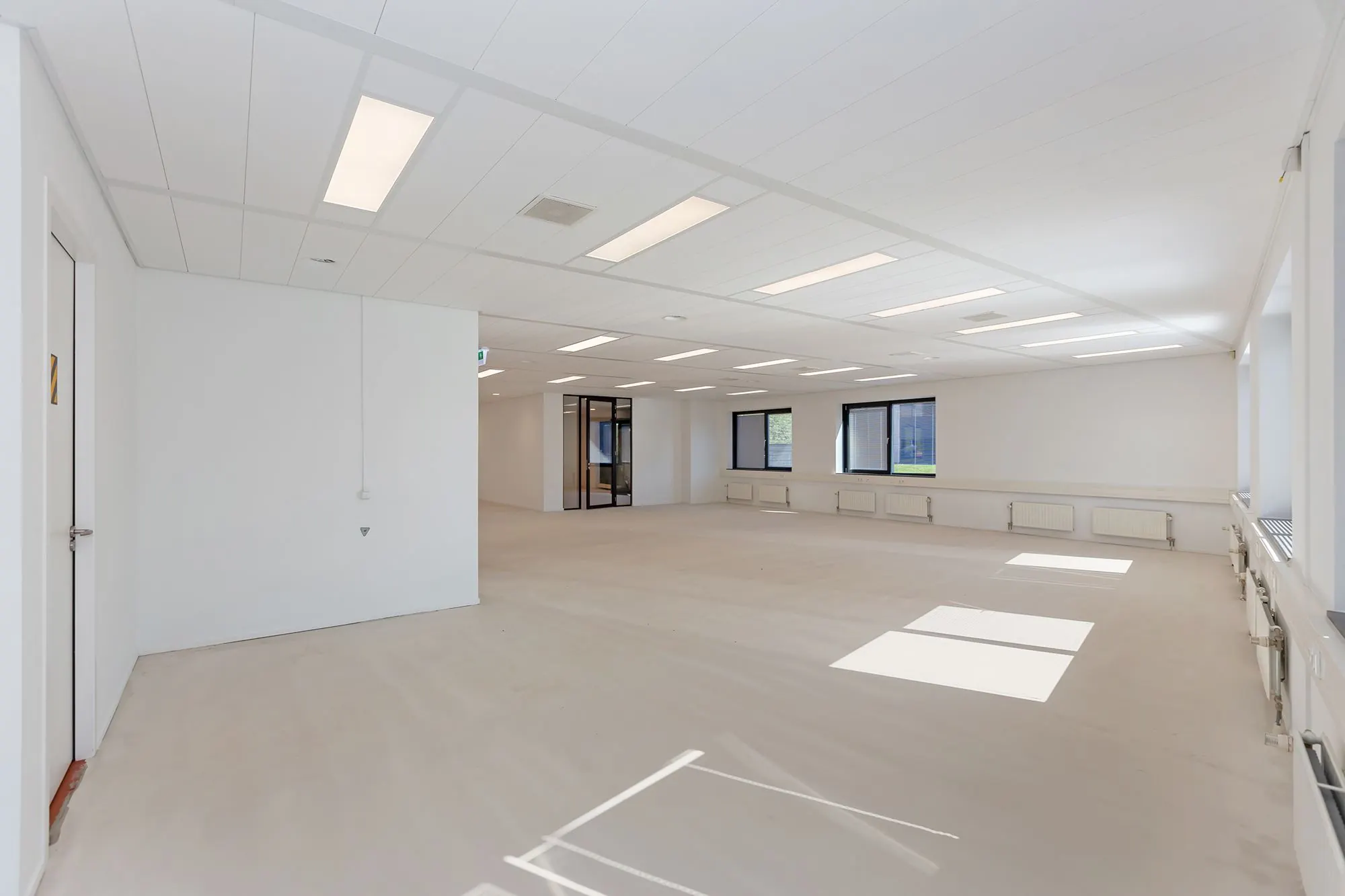 Licht en ruim leeg kantoorpand aan de Boris Pasternaklaan met grote ramen en systeemplafond.